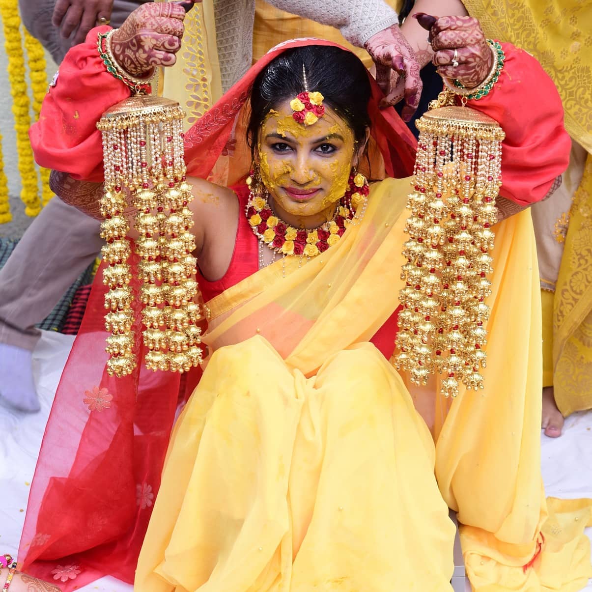 यह तस्वीर कारोबारी की बहू शालू की हल्दी सेरेमनी की है। कारोबारी की हत्या के मामले में बहू आरोपी है।