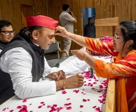 सपा राष्ट्रीय अध्यक्ष अखिलेश यादव को राखी बांधती मोनिका नाज खान