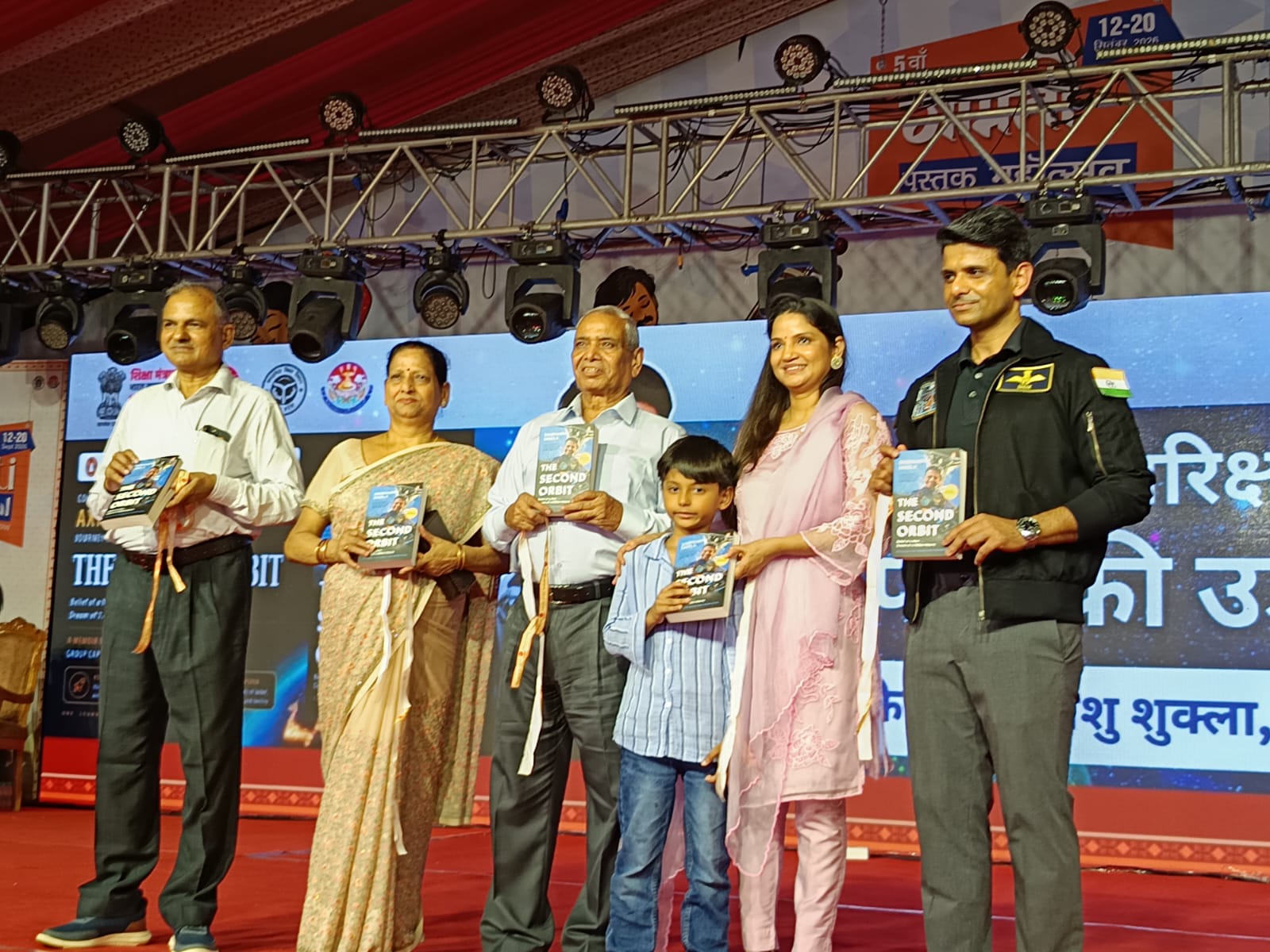 गोमती पुस्तक मेले में शुभांशु ने अफनी लिखी किताब द सेकंड ऑर्बिट का विमोचन किया।