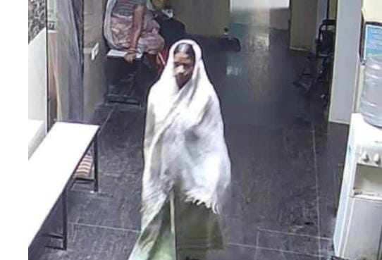 अस्पताल से निकलते समय कविता केंवट की तस्वीर।