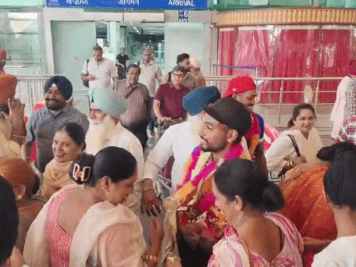 परिवार, खेल प्रेमी और समर्थक चैंपियन खिलाड़ियों का स्वागत करते हुए।