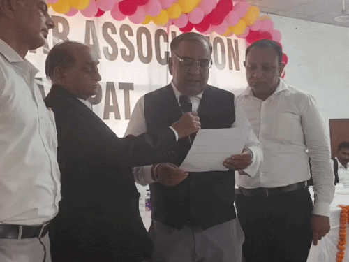 सीनियर वकीलों ने दिलाई शपथ, प्रतिद्वंद्वी रजनीश त्रेहन ने दिया समर्थन का भरोसा|पानीपत,Panipat - Dainik Bhaskar