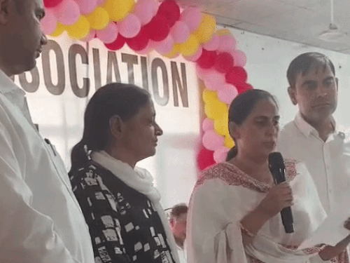 उप प्रधान पद की शपथ लेती नीलम कंधोल।