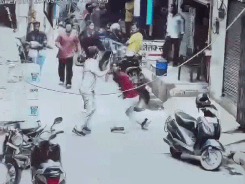 मारपीट का वीडियो सीसीटीवी में हुआ कैद।