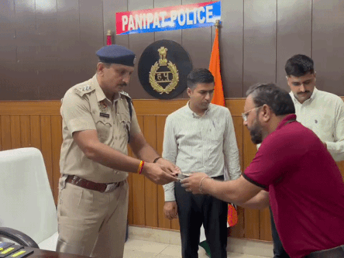 फोन मालिक को उसका गुम हुआ मोबाइल लौटाते डीएसपी हेडक्वार्टर।