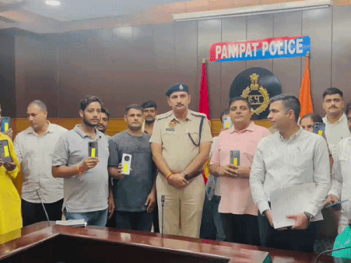 मोबाइल मालिकों को उनके गुमशुदा फोन लौटाती पुलिस। - Dainik Bhaskar