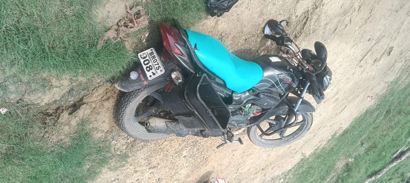 सड़क किनारे पड़ा दुर्घटनाग्रस्त बाइक