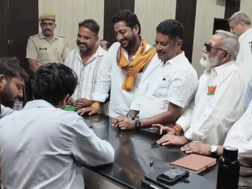 नामांकन करते हुए संजय मूंदड़ा और अजय दावड़ा।