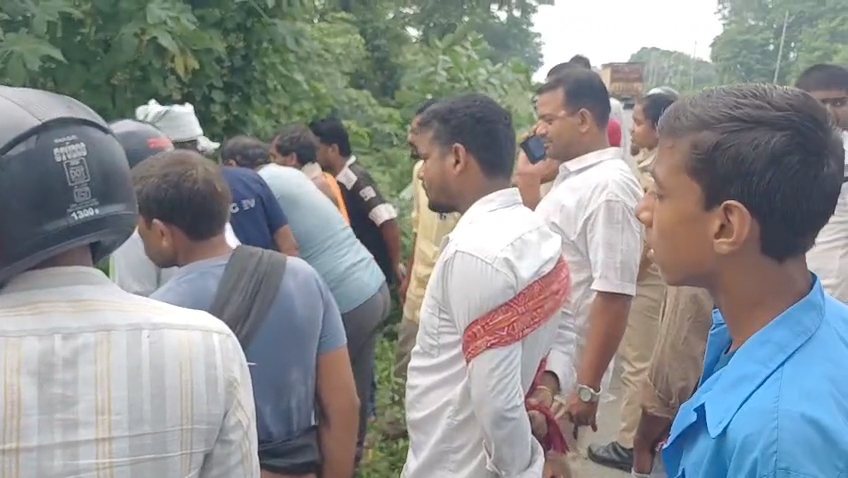 घटनास्थल पर जुटी भीड़।