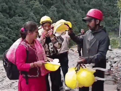 केदारनाथ पैदल मार्ग पर हेलमेट पहनाकर यात्रियों को आगे भेजा जा रहा।