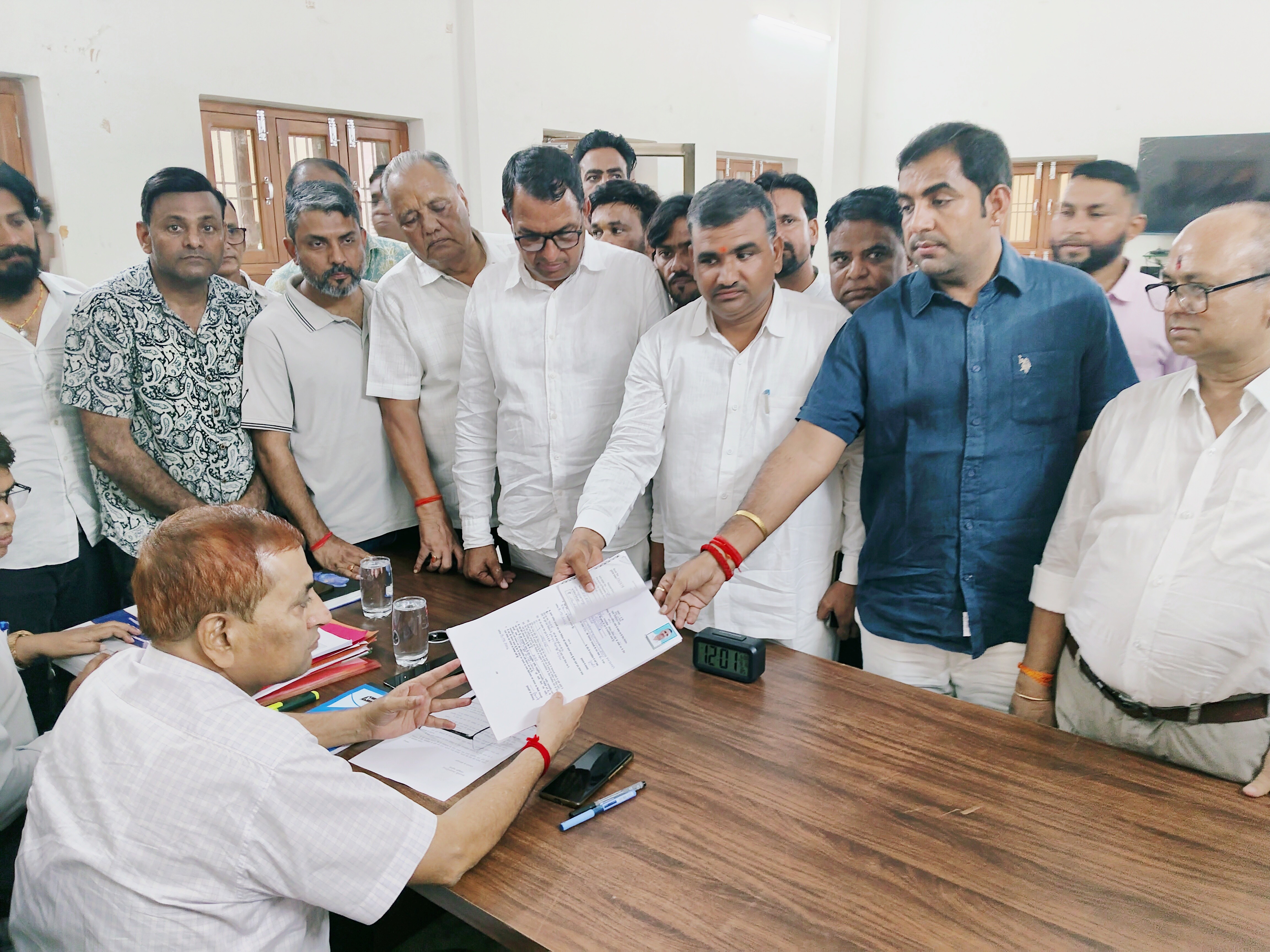 कांग्रेस की ओर से पिछले बोर्ड में उपसभापति रहे अमित मारोठिया ने सभापति पद के लिए आवेदन किया।