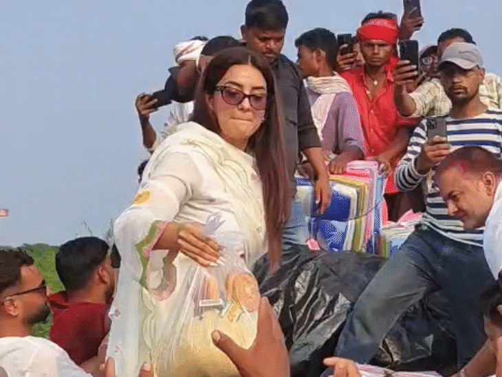 बिहार में भोजपुर के ज्वइनिया गांव में एक्ट्रेस अक्षरा सिंह ने बाढ़ पीड़ितो को राहत सामग्री बांटी।