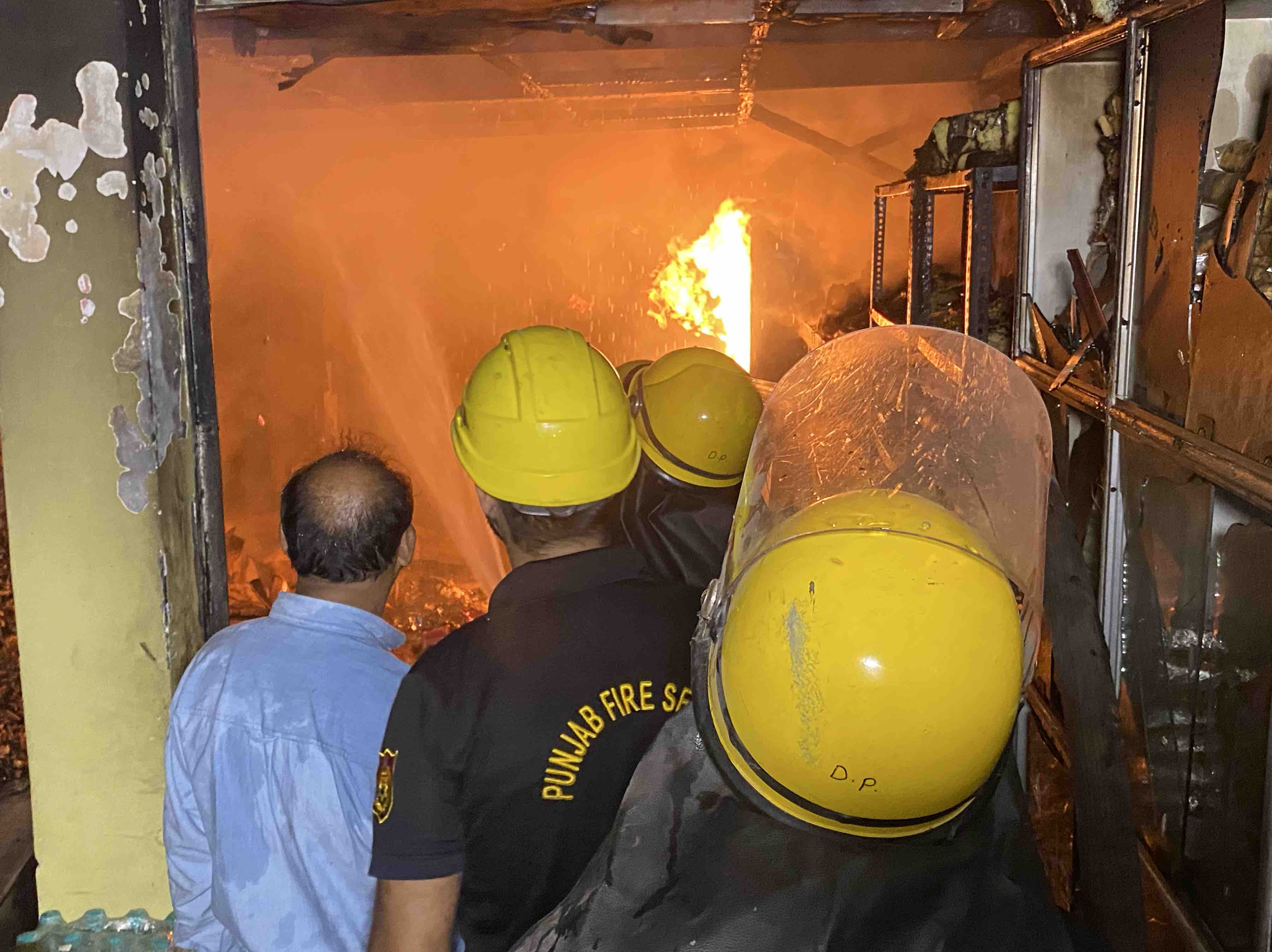 आग बुझाने में जुटे फायरकर्मी।