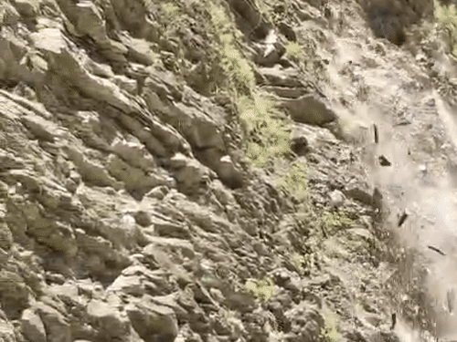 उत्तराखंड के पिथौरागढ़ के दोबाट में अचानक भूस्खलन हो गया। एक शख्स ने पहाड़ी की हलचल भांप ली थी। उसने समय रहते दूसरे चालकों को सतर्क कर दिया, जिससे जनहानि टल गई।