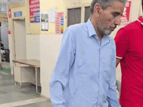 आरेापी की रिमांड के दौरान तबीयत खराब होने के बाद मेडिकल के लिए लेकर आती पुलिस।