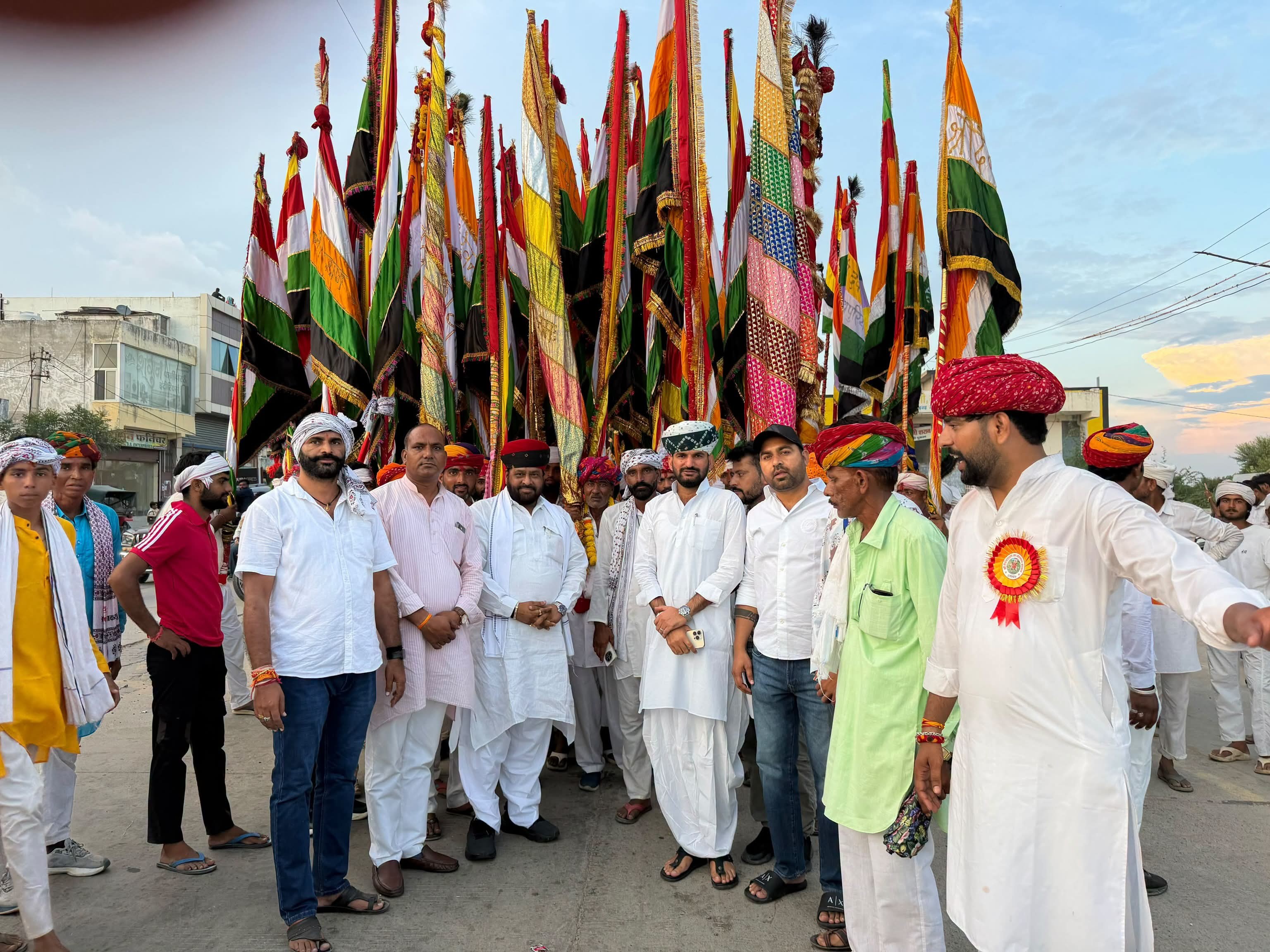 श्रद्धालु भगवान देवनारायण के ध्वज लेकर देवधाम जोधपुरिया पहुंचे। भगवान के दर्शन करने के लिए श्रद्धालुओं में उत्साह बना हुआ है।