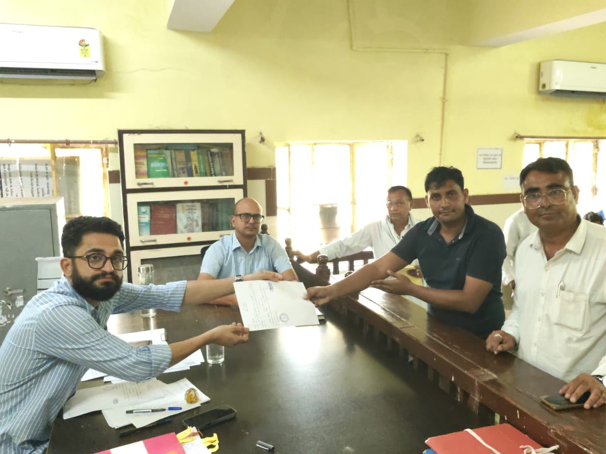 कांग्रेस से पंकज बैरवा ने अध्यक्ष पद के लिए नामांकन भरा।