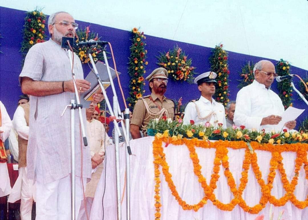 7 अक्टूबर 2001 को गुजरात के 14वें मुख्यमंत्री की शपथ लेते नरेंद्र मोदी।