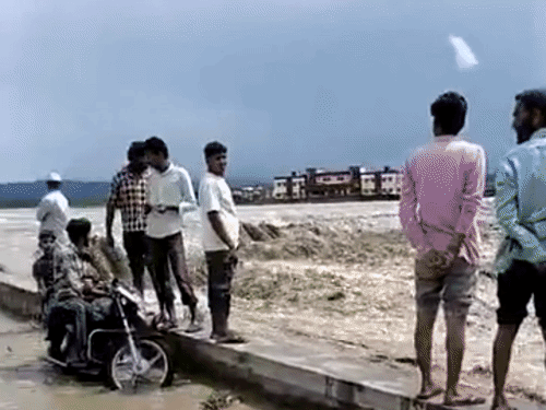 यूपी के सहारनपुर में प्रसिद्ध सिद्धपीठ मां शाकंभरी देवी मंदिर के पास नदी में बाढ़ आ गई। पुलिस ने श्रद्धालुओं को अलर्ट कर दिया था।