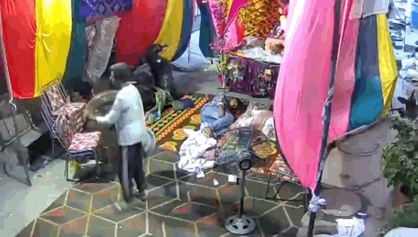 पंखा उठाकर ले जाते हुए CCTV में कैद।