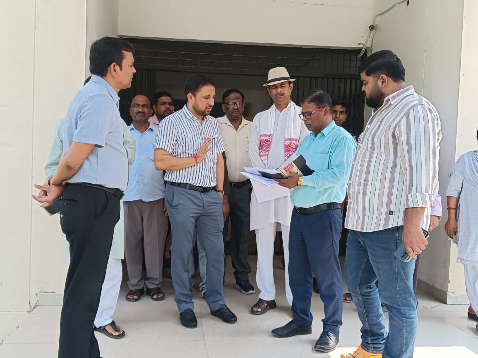 महराजगंज में EVM-वीवीपैट की सुरक्षा के लिए DM ने 24 घंटे CCTV निगरानी के दिए निर्देश। - Dainik Bhaskar