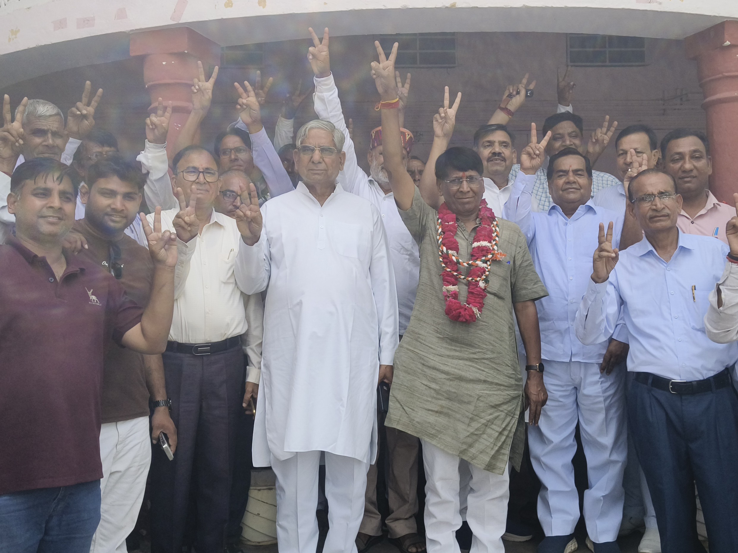 नामांकन दाखिल करने के दौरान महेश मेगोतिया के साथ विधायक सुरेश मोदी, पूर्व विधायक रमेश खंडेलवाल समेत कांग्रेस पदाधिकारी मौजूद रहे।