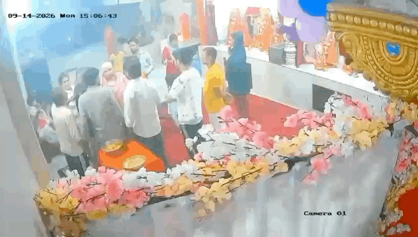 मंदिर में बहस करते हुए
