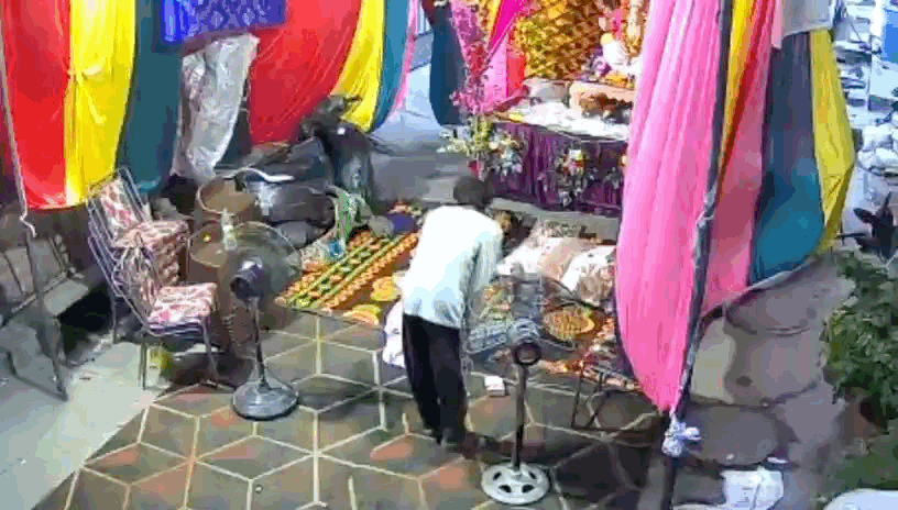 पंडाल में पहुंचकर स्विच से तार निकालते हुए।