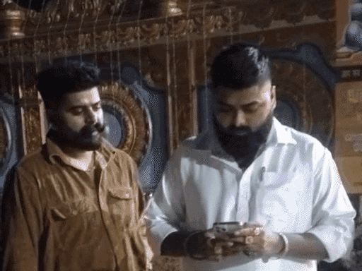 फोन कॉल पर मिली धमकी के बारे में जानकारी देते हुए सिंगर।
