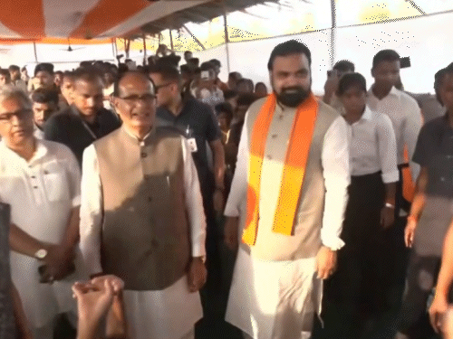 भागलपुर में बाढ़ पीड़ितो से सीएम और शिवराज सिंह चौहान ने मुलाकात की।