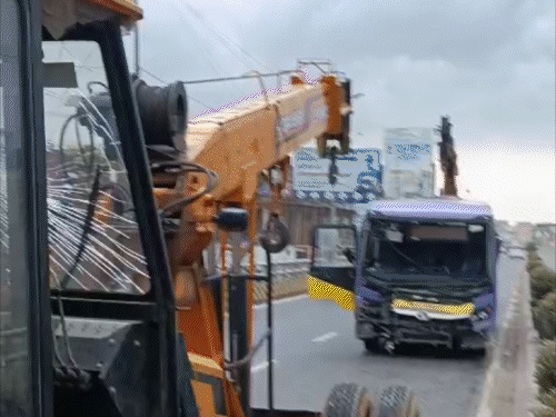 डिवाइडर फांदकर दूसरी लेन में पहुंची, क्रेन से साइड की गई बस|पटना,Patna - Dainik Bhaskar
