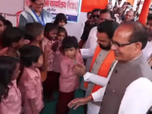 मुंगेर में सीएम सम्राट और शिवराज सिंह चौहान बाढ़ पीड़ित बच्चों से मुलाकात की।