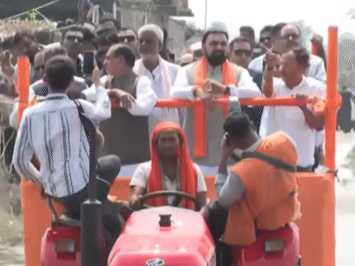 राघोपुर दियारा इलाके में पानी भरा होने के कारण ट्रैक्टर से निरीक्षण पर निकले।