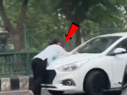 तस्वीर में कार के बोनट पर लटकी हुई लड़की अनामिका है, जिसे आरोपी कुचलते हुए भाग गया था।