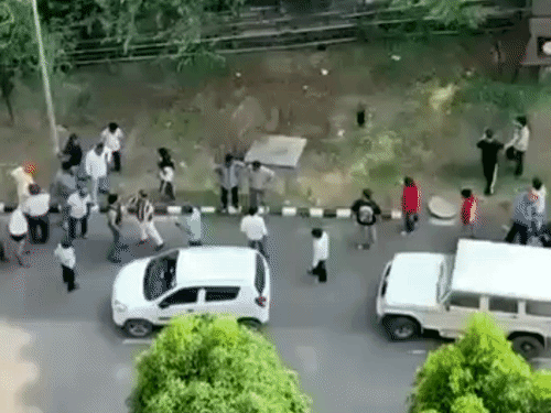 घटनास्थल पर 2 गाड़ियां खड़ी दिख रही हैं, जिन्हें साइड देने को लेकर यह झगड़ा हुआ था।