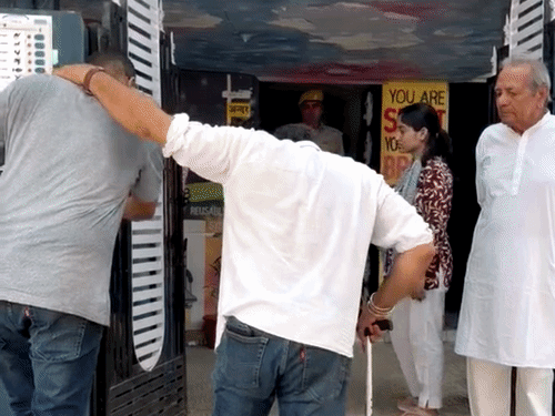 विद्याधर विधानसभा के वार्ड -9 में री पोलिंग हो रही है। यहां पर बूथ नंबर 111 सोनी का बाग में वोट डालने जाता युवक।
