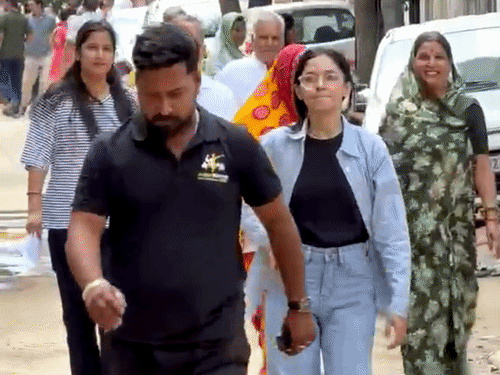 रिपोलिंग में लोग बढ़-चढ़कर हिस्सा लेते नजर आए।