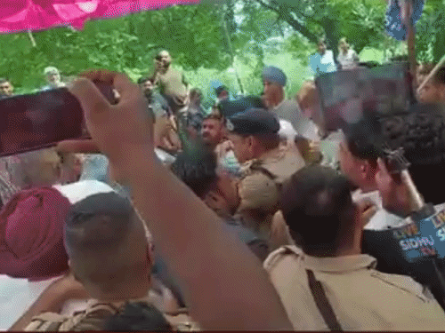 विजय सांपला पर हमला करते बसपा कार्यकर्ता। - Dainik Bhaskar