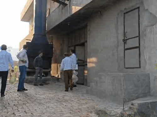 गोदाम का गेट खुलवाती खाद्य सुरक्षा विभाग की टीम।