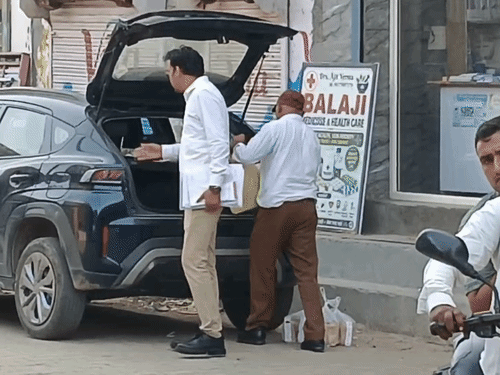 सैंपल को अपने साथ ले जाती खाद्य सुरक्षा विभाग की टीम।