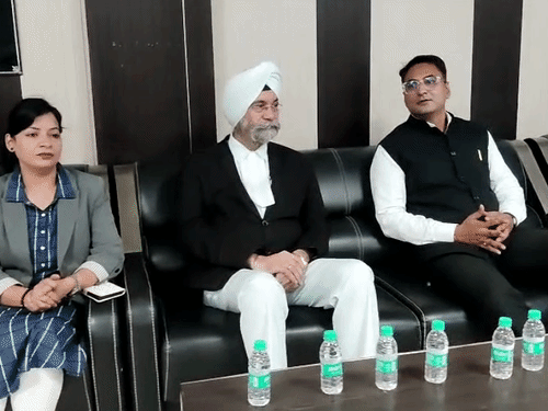 मंच पर उपस्थित न्यायाधीश जीएस वथवा व एडवोकेट। - Dainik Bhaskar