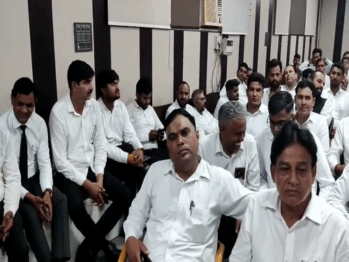 कार्यक्रम में उपस्थित एडवोकेट।