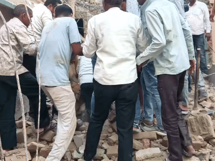 रेस्क्यू टीम ने मलबे में दबे लोगों को बाहर निकालने का प्रयास किया।