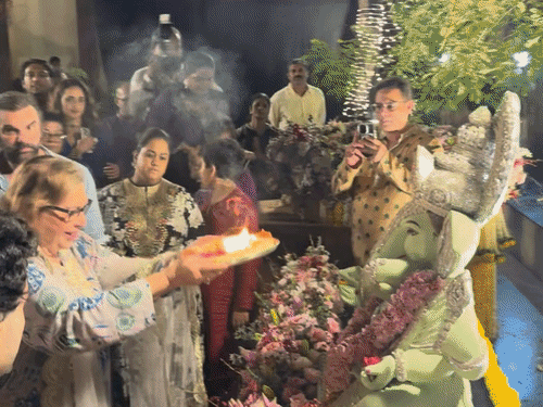 Helen also performed the aarti before the Ganpati Visarjan.
