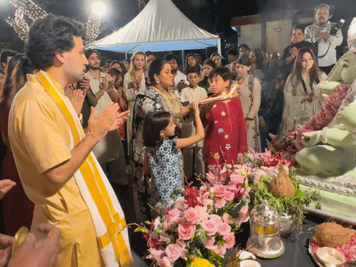 Arpita Sharma performed the aarti with the children.