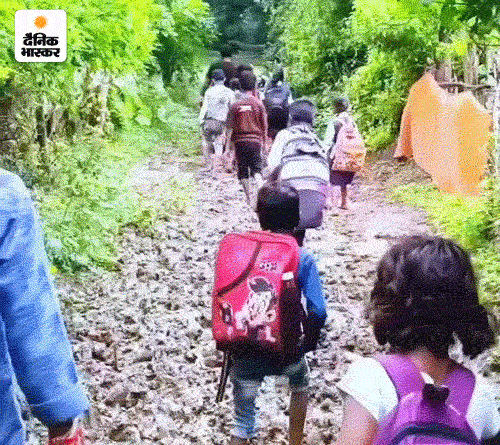 देवनगर के बच्चे इसी तरह रोज स्कूल जाने को मजबूर हैं।
