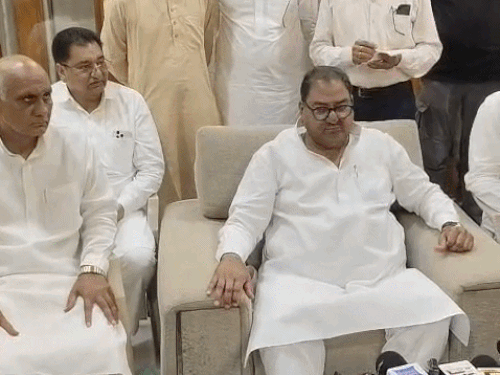 मीडिया को जानकारी देते हुए इनेलो नेता व पास में मौजूद वर्कर