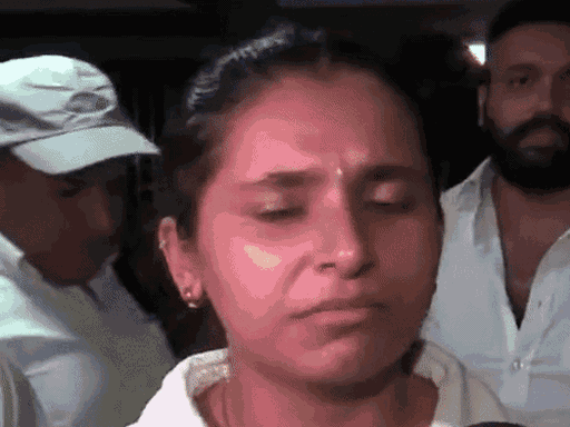 गुरुग्राम पुलिस की गिरफ्त में आरोपी। मीडिया से बात करती लेडी बाइकर शिवानी चौहान उर्फ सिया।