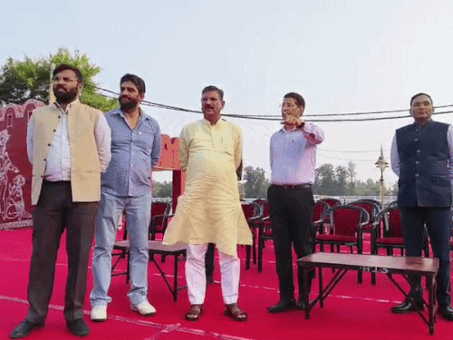 ब्रह्मसरोवर के पुरुषोत्तपुरा बाग में होने वाले ड्रोन शो को लेकर अधिकारियों से चर्चा करते कैबिनेट मंत्री बेदी।