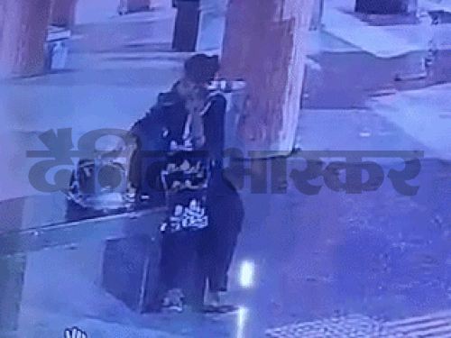 पानीपत बस स्टैंड पर बच्चे को चीज दिला रही थी, युवती ने बातों में उलझाया|पानीपत,Panipat - Dainik Bhaskar